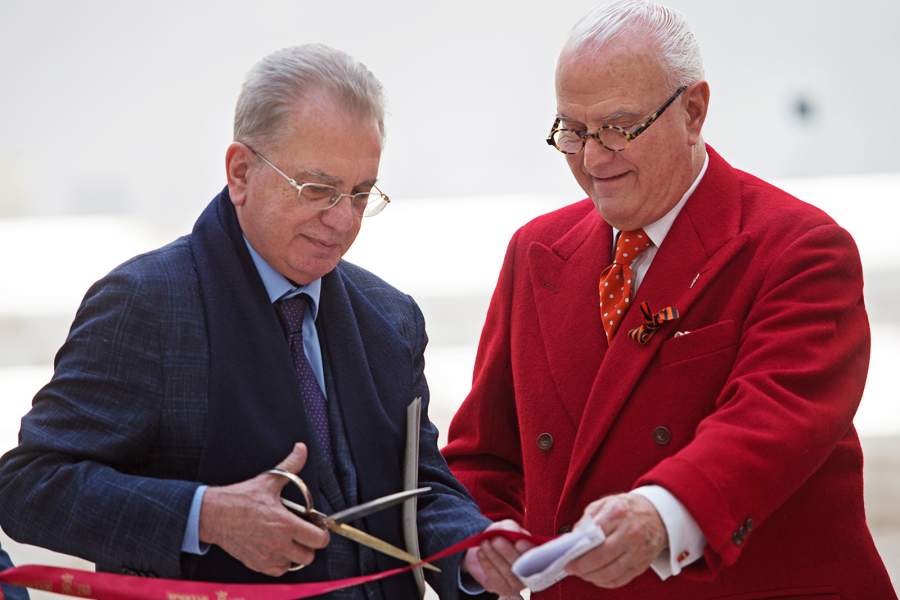 Директор Эрмитажа Михаил Пиотровский и дизайнер Маноло Бланик на открытии выставки в Эрмитаже