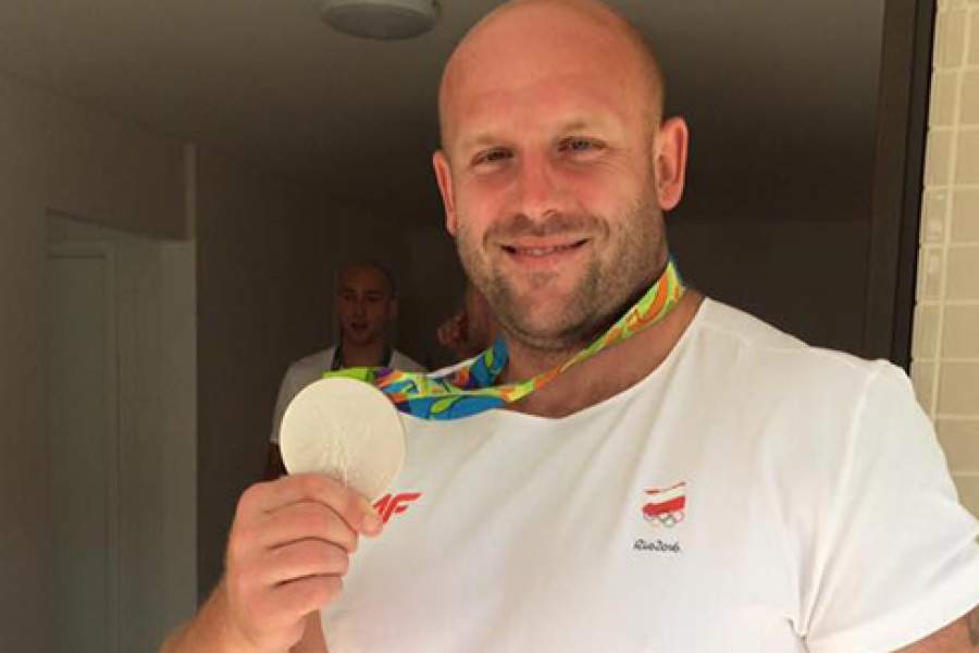 Польский метатель диска Петр Малаховский продал на аукционе серебряную медаль Олимпиады в Рио за $126 тыс., чтобы на собранные средства спасти трехлетнего Олека со злокачественной опухолью сетчатки глаза. Вырученные деньги спортсмен отдал на лечение мальчика в Нью-Йорке.