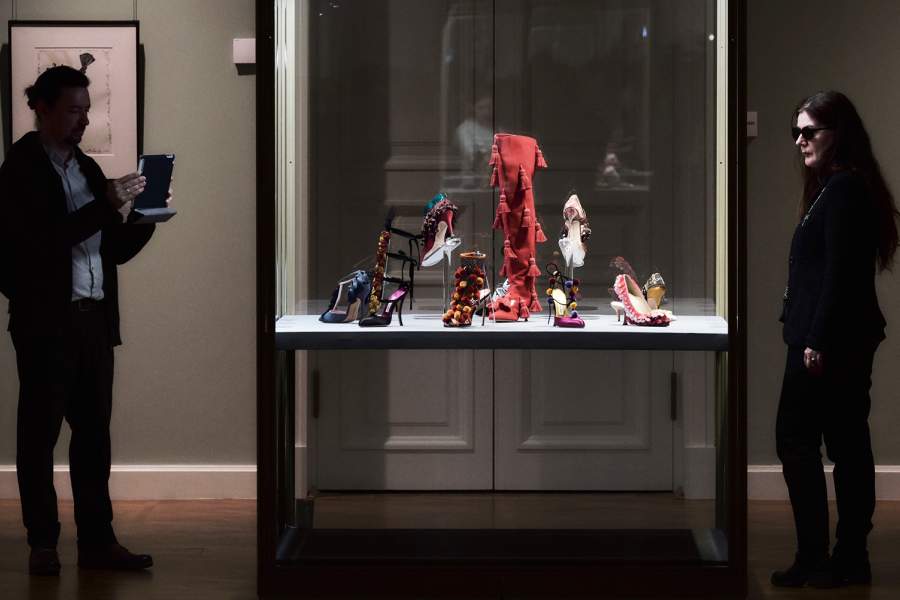 Посетители на выставке «Маноло Бланик. Обувь как искусство» 