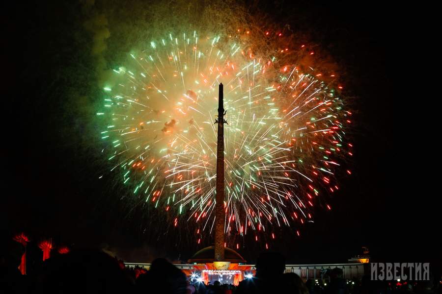 Праздничный салют на Поклонной горе