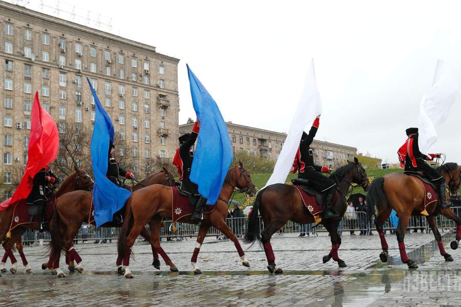 Кавалерийский Парад Победы по аллее Мира 
и показательные выступления  всадников Кремлевской школы верховой езды на входной площади