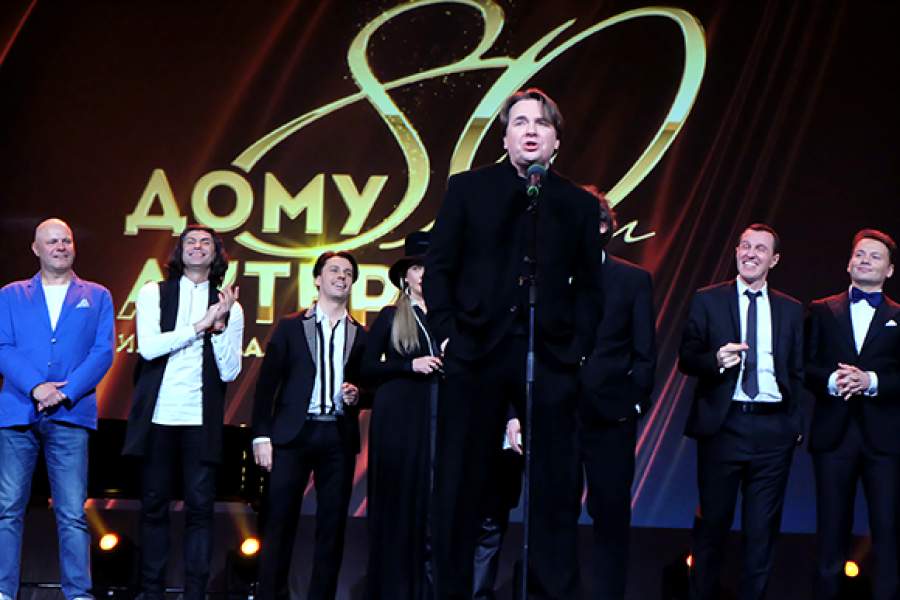 Константин Эрнст с коллегами по "Молодежной секции"