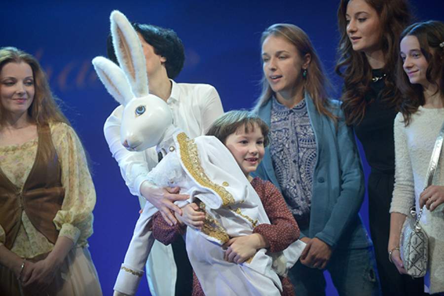 Актеры спектакля "Кролик Эдвард" Российского академического молодежного театра (РАМТ)