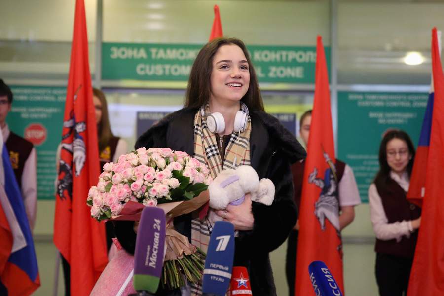 Поклонники встречают Евгению Медведеву, вернувшуюся с турнира в Хельсинки