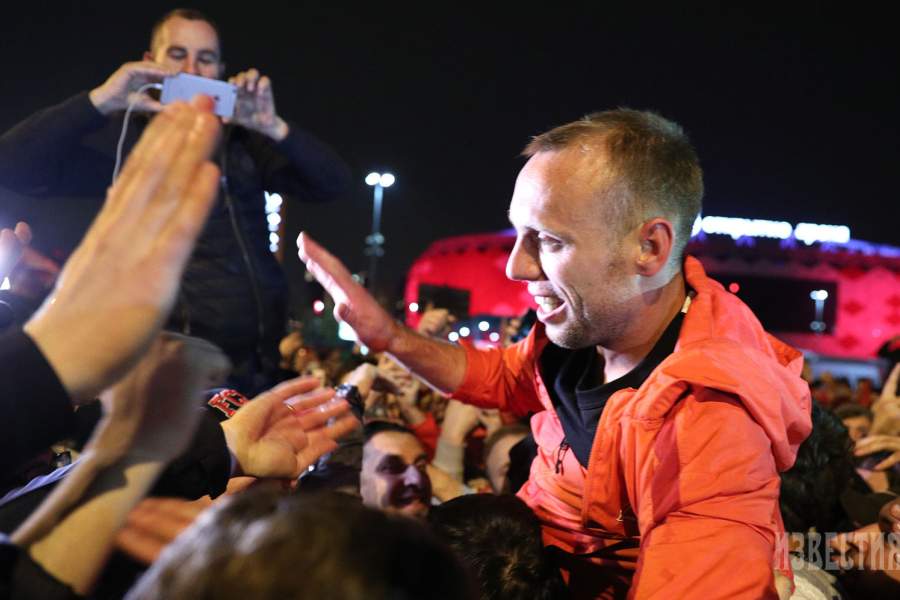 Денис Глушаков с фанатами «Спартака»