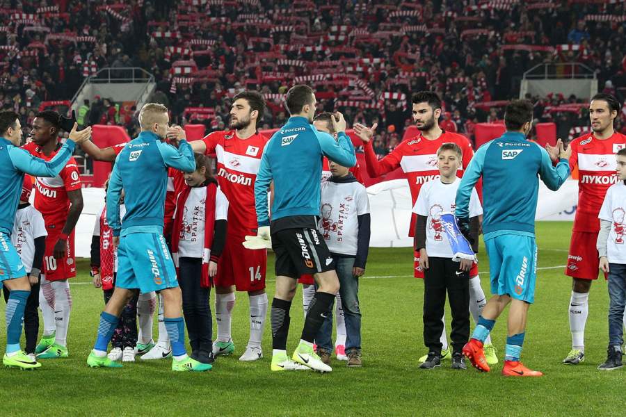 Приветствие команд перед началом матча