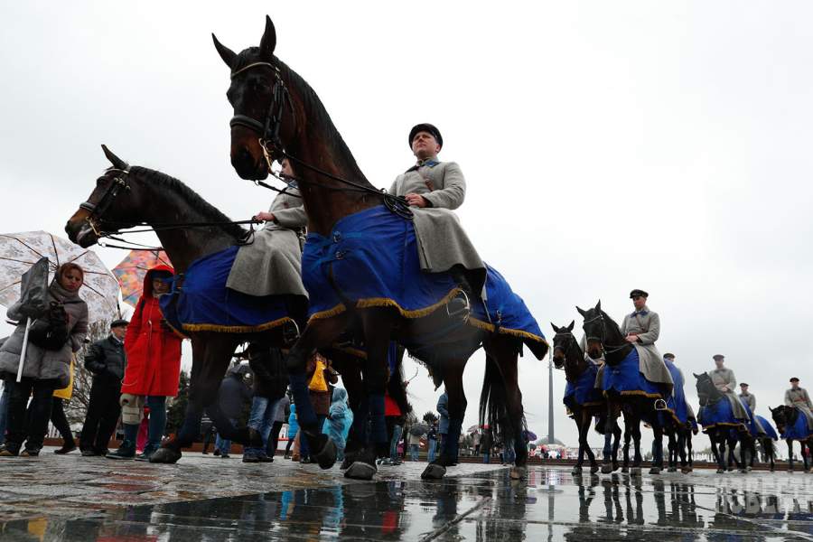 Кавалерийский Парад Победы по аллее Мира 
и показательные выступления  всадников Кремлевской школы верховой езды на входной площади