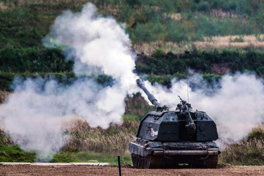 Самоходная артиллерийская установка (САУ) "МСТА-С" ведет огонь во время демонстрационных показов в Алабино в рамках форума «Армия-2016». Фото: ТАСС/пресс-служба Министерства обороны РФ/Сергей Бобылев