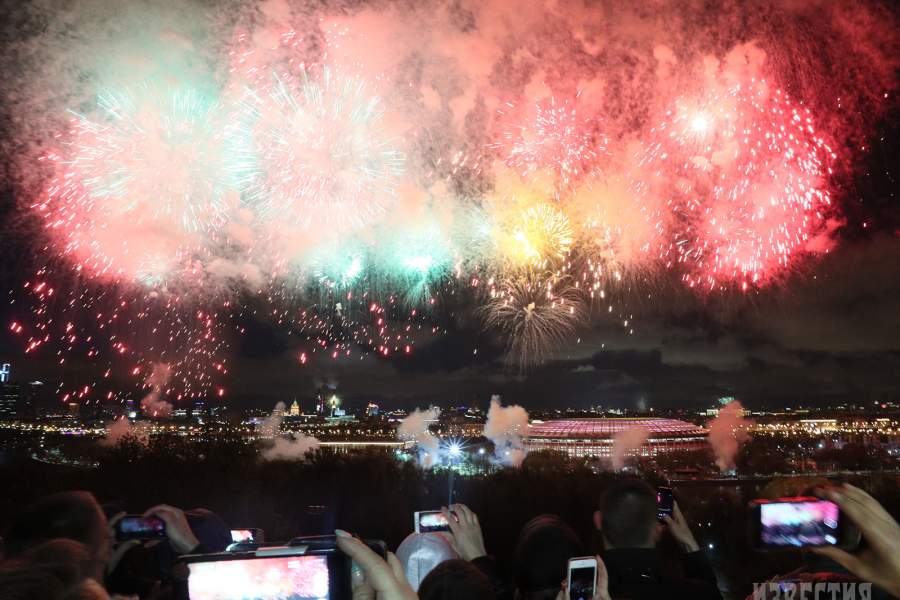 Праздничный салют на Воробьевых горах