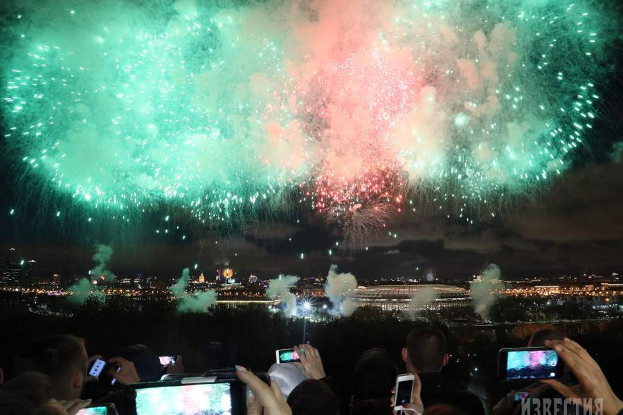 Праздничный салют на Воробьевых горах