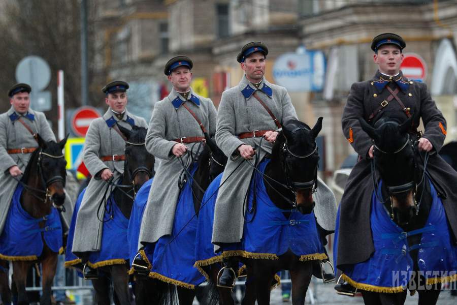 Кавалерийский Парад Победы по аллее Мира 
и показательные выступления  всадников Кремлевской школы верховой езды на входной площади