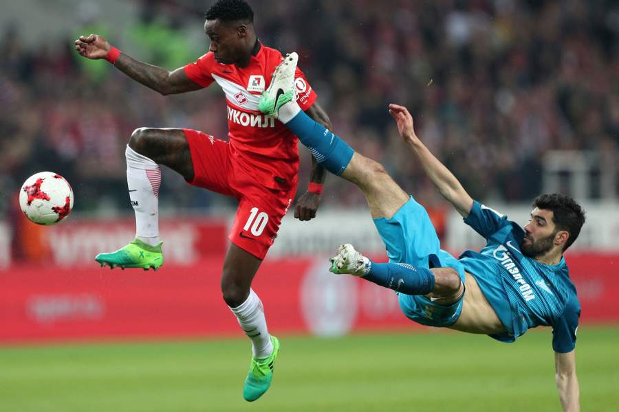 Игрок «Спартака» Квинси Промес (слева) и игрок «Зенита» Луиш Нету 