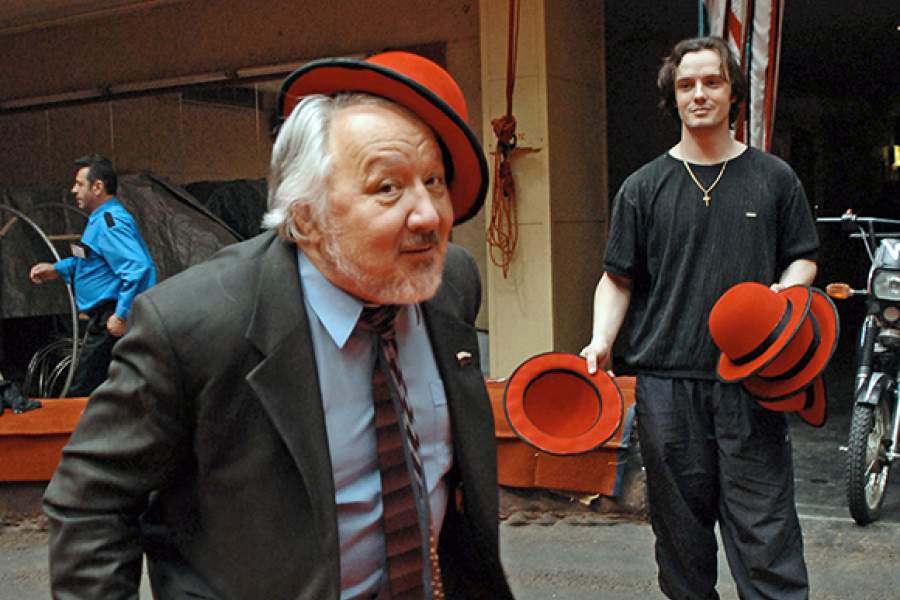 Народный артист России Леонид Костюк жонглирует шляпами на арене цирка