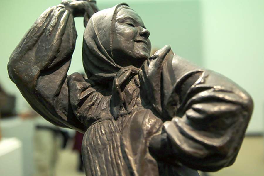 На выставке представлены работы Е.Белашовой, В.Домогацкого, Б.Королева, В.Мухиной, Б.Сандомирской, С.Чуракова, И.Шадра и др.