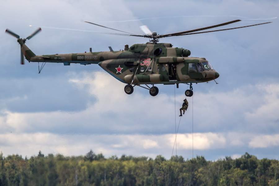 Вертолет Ми-8АМТШ в ходе демонстрационных полетов на форуме «Армия-2016». Фото: ТАСС/пресс-служба Министерства обороны РФ/Сергей Бобылев 