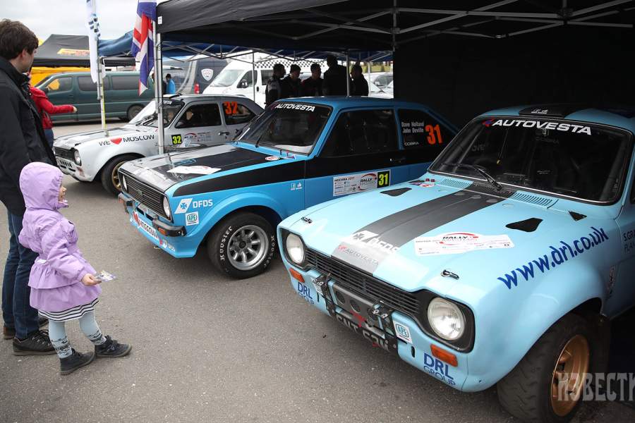 Автомобили в боксах перед началом соревнований