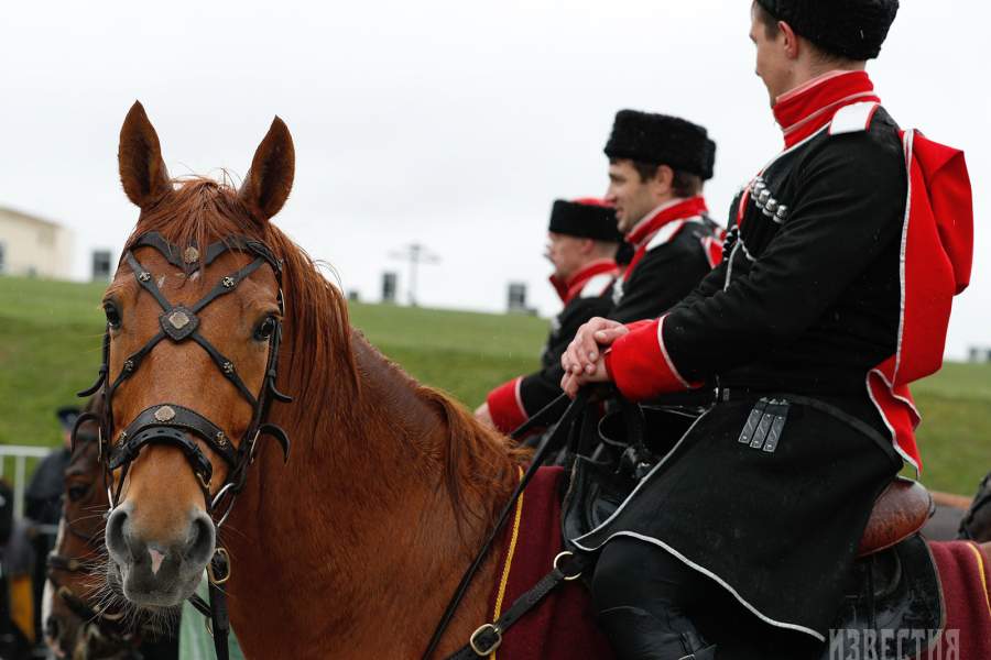 Кавалерийский Парад Победы по аллее Мира 
и показательные выступления  всадников Кремлевской школы верховой езды на входной площади