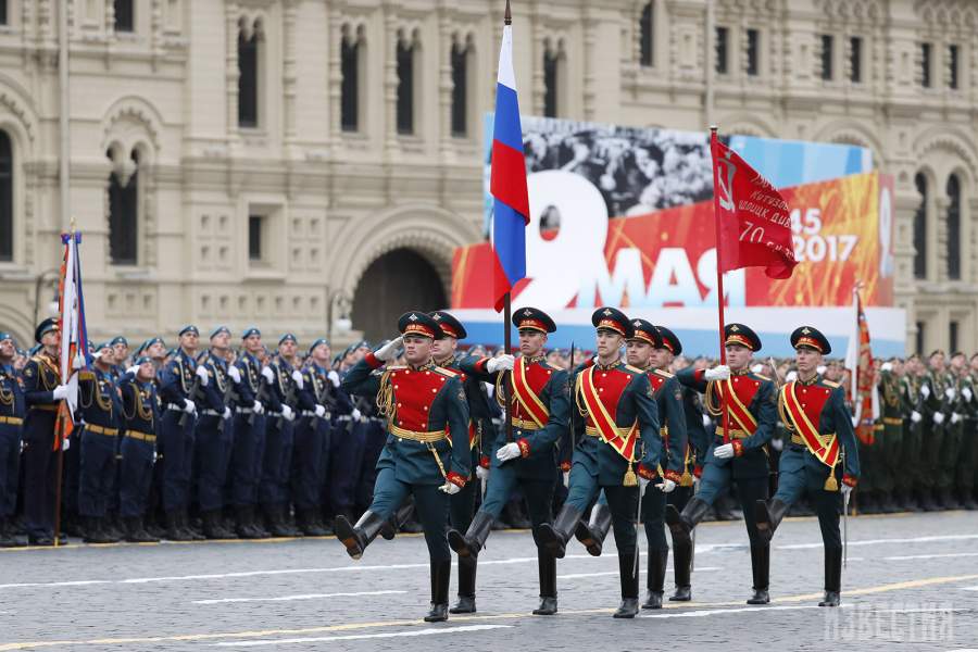 Вынос знамени. Вынос Знамени Победы на красной площади 2021. Вынос Знамени Победы на параде. Парад Победы внос знамини. Вынос красного Знамени на параде Победы.