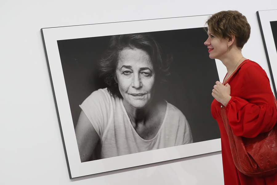 Посетительница у фото актрисы Шарлотты Рэмплинг