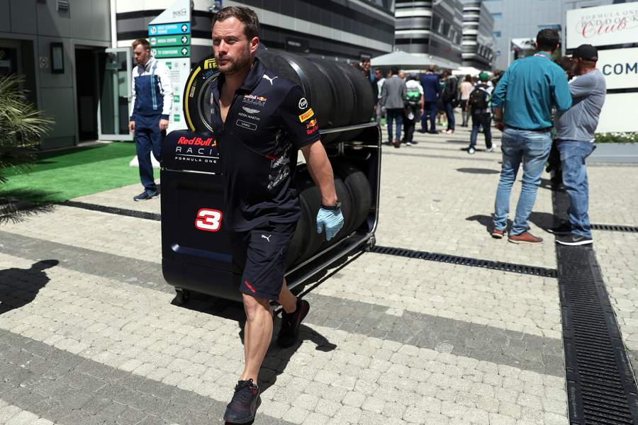 Механик команды Red Bull
