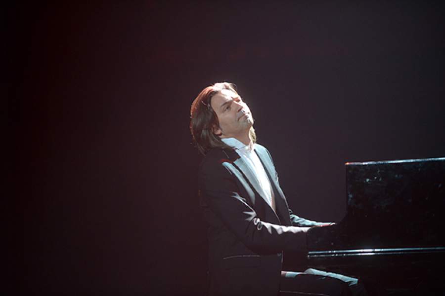 Певец и композитор Дмитрий Маликов на сцене во время церемонии вручения премии "Звезда Театрала"