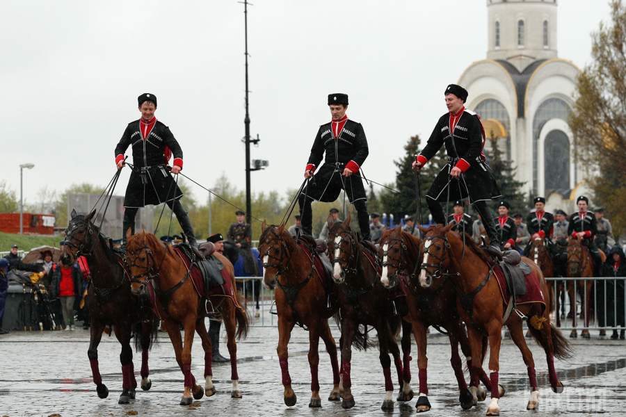 Кавалерийский Парад Победы по аллее Мира 
и показательные выступления  всадников Кремлевской школы верховой езды на входной площади