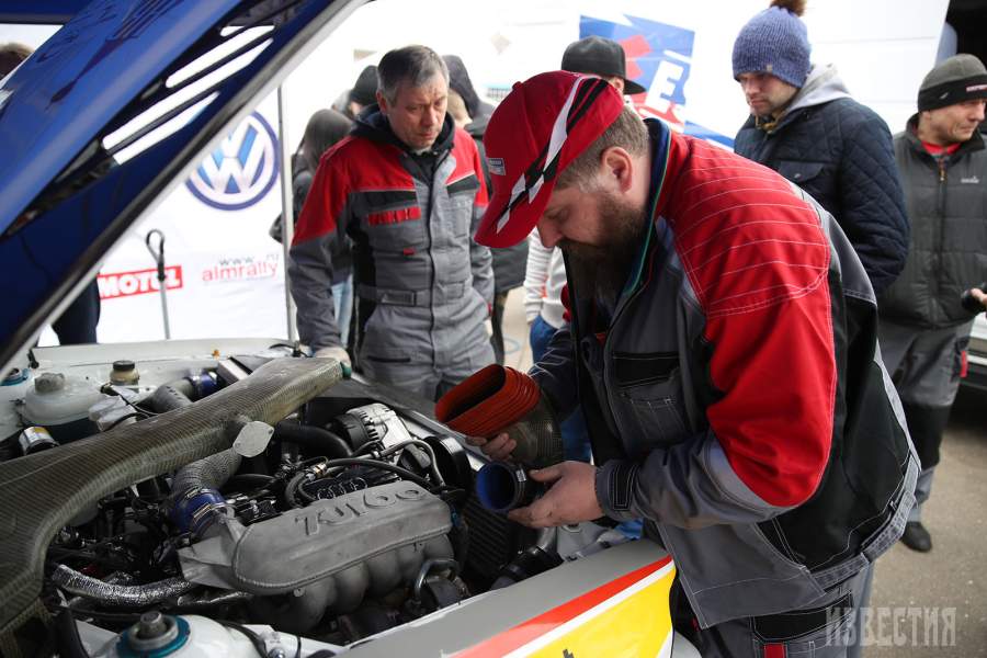 Технический осмотр автомобиля перед началом гонок Rally Masters Show 2017