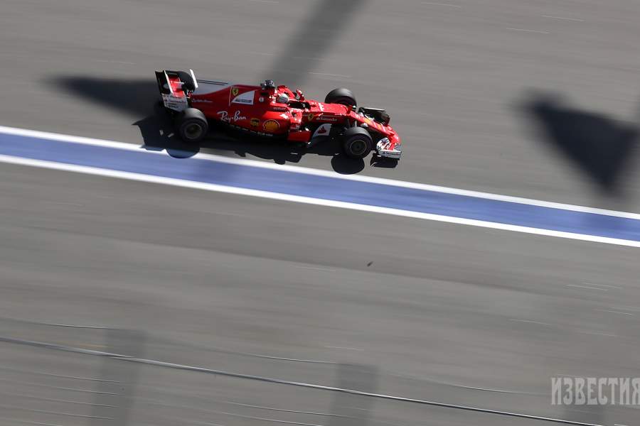 Гонщик команды Ferrari Себастьян Феттель