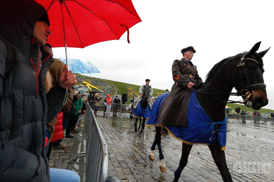Кавалерийский Парад Победы по аллее Мира 
и показательные выступления  всадников Кремлевской школы верховой езды на входной площади