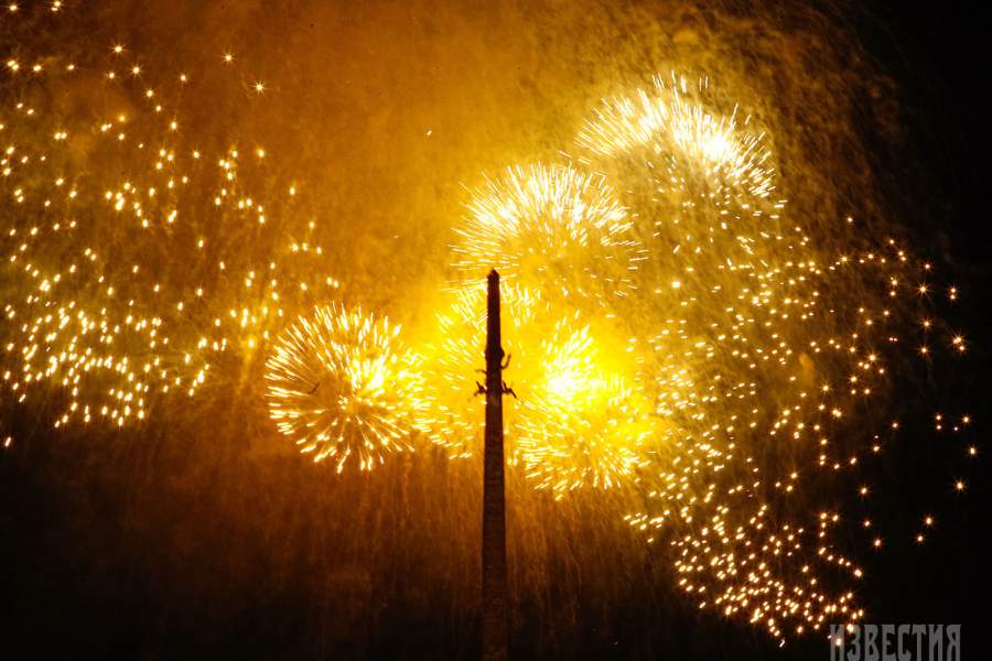 Праздничный салют на Поклонной горе