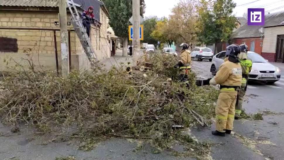 Ветер сносит крыши домов